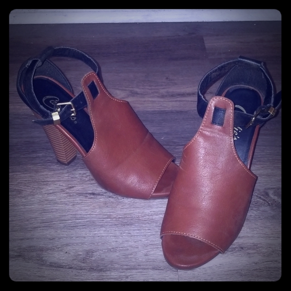 🎁4/$20🎁Candie's Leather Heeled Sandles